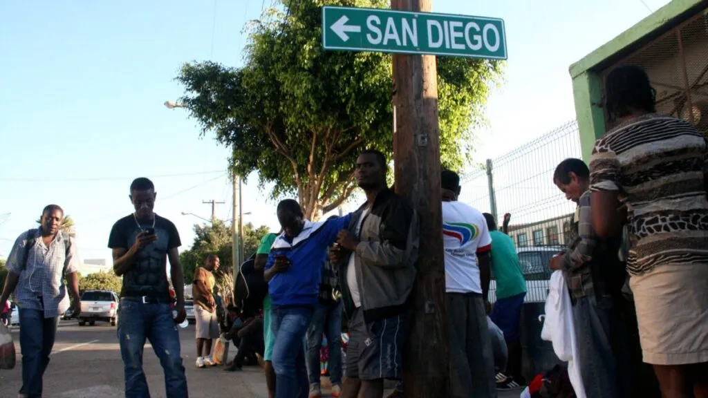 Programa de asistencia en efectivo en California ofrece apoyo temporal a migrantes cubanos y haitianos para fomentar su autosuficiencia económica.