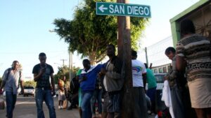 Programa de asistencia en efectivo en California ofrece apoyo temporal a migrantes cubanos y haitianos para fomentar su autosuficiencia económica.