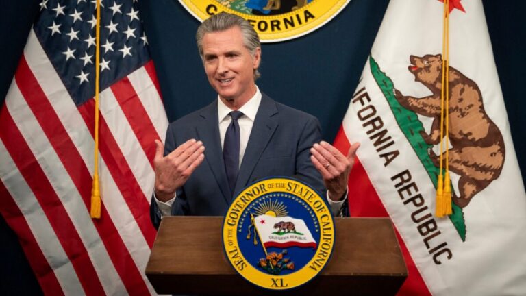 California impulsa una ley migratoria que permite a familiares cuidar a niños de padres deportados, preservando su estabilidad emocional y cultural.