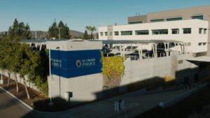 Patrulla de policía en El Cajon, California, mientras se investiga una demanda estatal por compartir datos de matrículas y privacidad digital