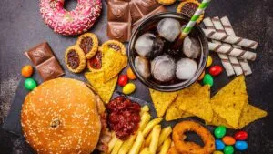 Estudiantes en cafetería escolar de California con alimentos frescos tras eliminación de productos ultraprocesados