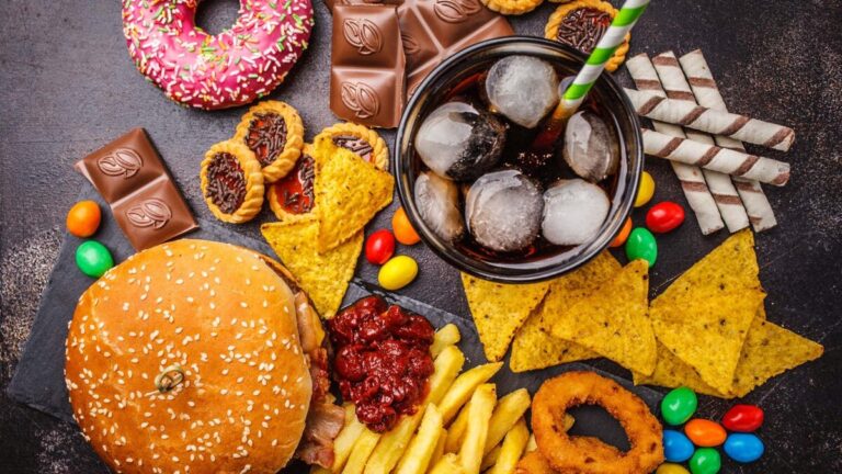 Estudiantes en cafetería escolar de California con alimentos frescos tras eliminación de productos ultraprocesados