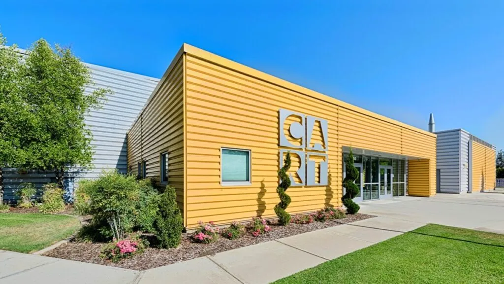 educación en California, escuelas públicas, innovación educativa, Fresno, aprendizaje práctico, reforma escolar, jóvenes estudiantes