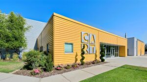 educación en California, escuelas públicas, innovación educativa, Fresno, aprendizaje práctico, reforma escolar, jóvenes estudiantes