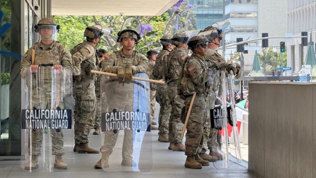 Tropas de la Guardia Nacional reparten alimentos a familias en bancos de comida de California durante el cierre del gobierno federal.