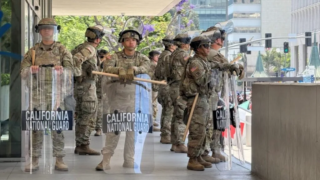 Tropas de la Guardia Nacional reparten alimentos a familias en bancos de comida de California durante el cierre del gobierno federal.