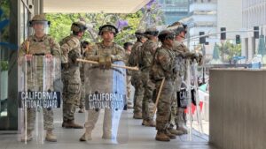 Tropas de la Guardia Nacional reparten alimentos a familias en bancos de comida de California durante el cierre del gobierno federal.