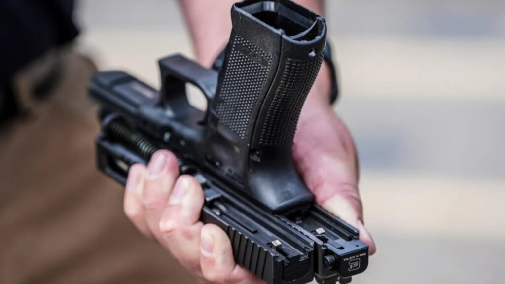 El gobernador Gavin Newsom firma la ley AB 1127 que prohíbe pistolas semiautomáticas convertibles en ametralladoras en California.