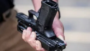 El gobernador Gavin Newsom firma la ley AB 1127 que prohíbe pistolas semiautomáticas convertibles en ametralladoras en California.