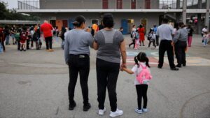 Imagen de una familia latina en California caminando juntos mientras se debate ley sobre custodia de hijos