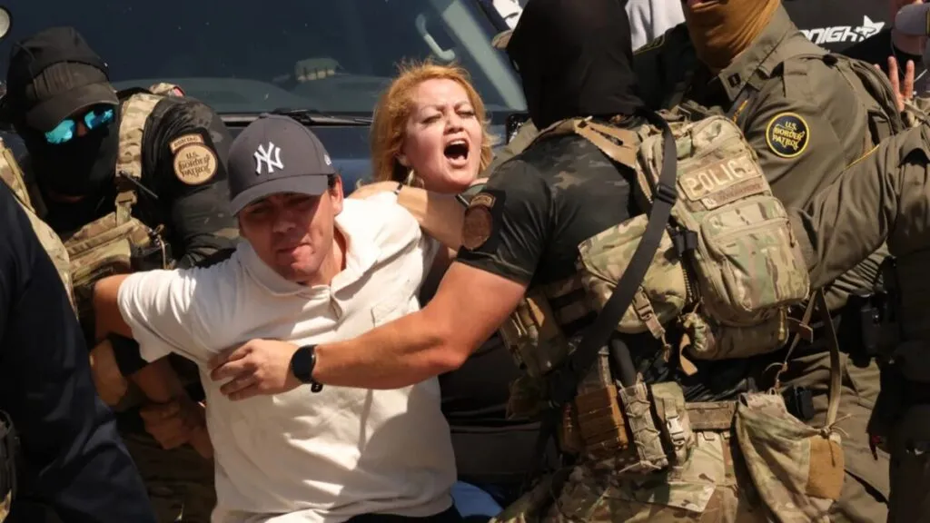 Gavin Newsom firma leyes en California para proteger a inmigrantes y prohibir tácticas encubiertas del ICE, reforzando la red estatal de apoyo familiar.