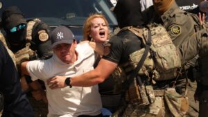 Gavin Newsom firma leyes en California para proteger a inmigrantes y prohibir tácticas encubiertas del ICE, reforzando la red estatal de apoyo familiar.