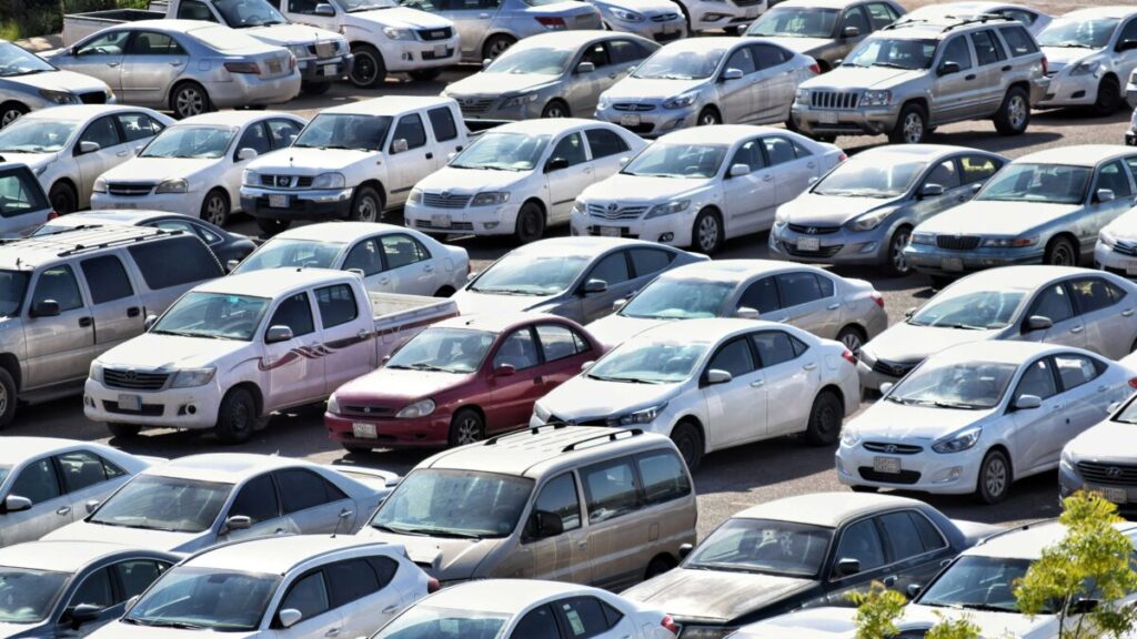 Concesionario de autos en California con letreros de precios visibles, símbolo de la nueva ley CARS que protege a los consumidores.