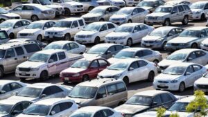 Concesionario de autos en California con letreros de precios visibles, símbolo de la nueva ley CARS que protege a los consumidores.