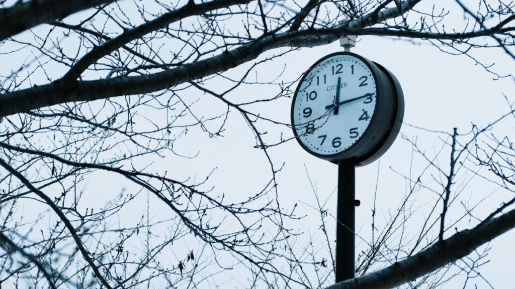 Vista nocturna de San Diego con relojes marcando el inicio del horario de invierno en California