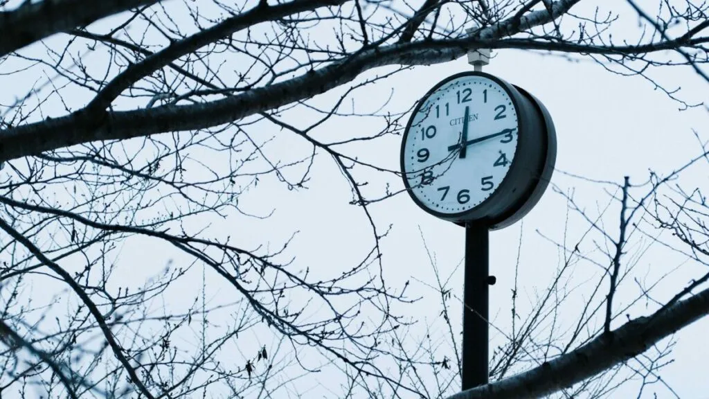 Vista nocturna de San Diego con relojes marcando el inicio del horario de invierno en California