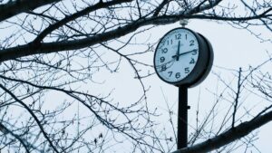 Vista nocturna de San Diego con relojes marcando el inicio del horario de invierno en California