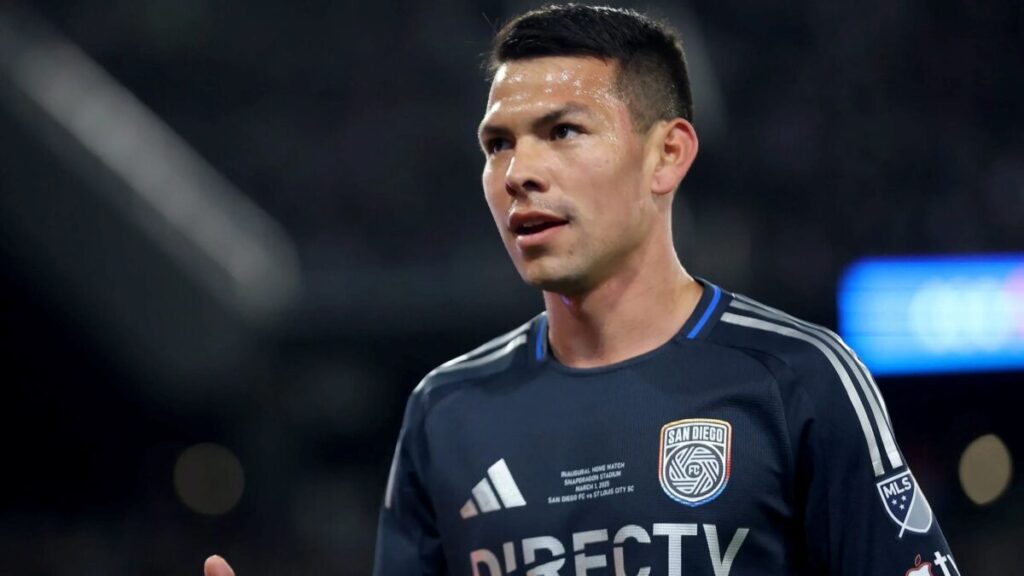 Chucky Lozano apoya desde las gradas del Snapdragon Stadium durante el debut en Playoffs del San Diego FC