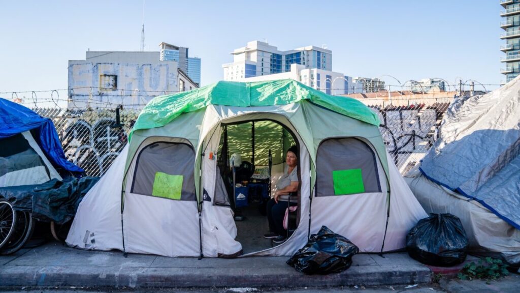 Residentes de Chula Vista participan en una jornada comunitaria para apoyar a personas sin hogar, reflejando el compromiso social de la ciudad.