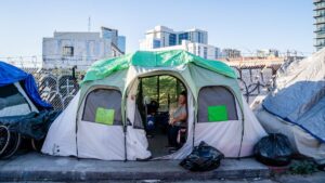 Residentes de Chula Vista participan en una jornada comunitaria para apoyar a personas sin hogar, reflejando el compromiso social de la ciudad.