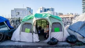 Residentes de Chula Vista participan en una jornada comunitaria para apoyar a personas sin hogar, reflejando el compromiso social de la ciudad.