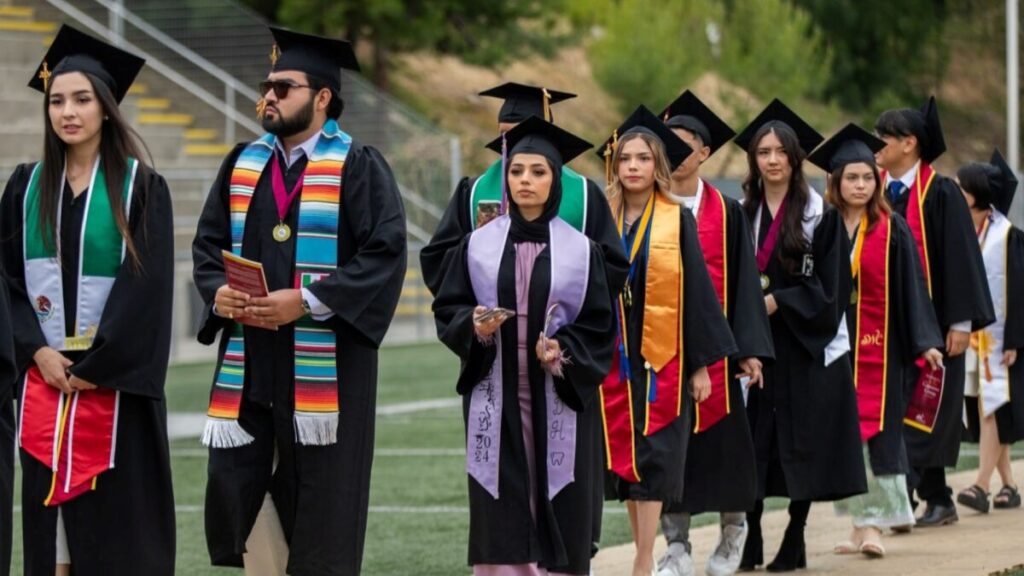 Render conceptual del futuro campus de Chula Vista University en California, con diseño moderno, espacios verdes y arquitectura abierta.