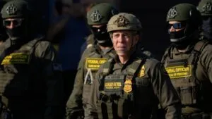 Manifestantes y autoridades locales en ciudades demócratas de Estados Unidos rechazan el despliegue de tropas federales ordenado por Trump