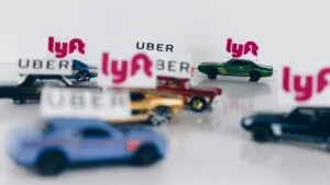 Conductores de Uber y Lyft en California se organizan para crear sindicatos y mejorar sus condiciones laborales