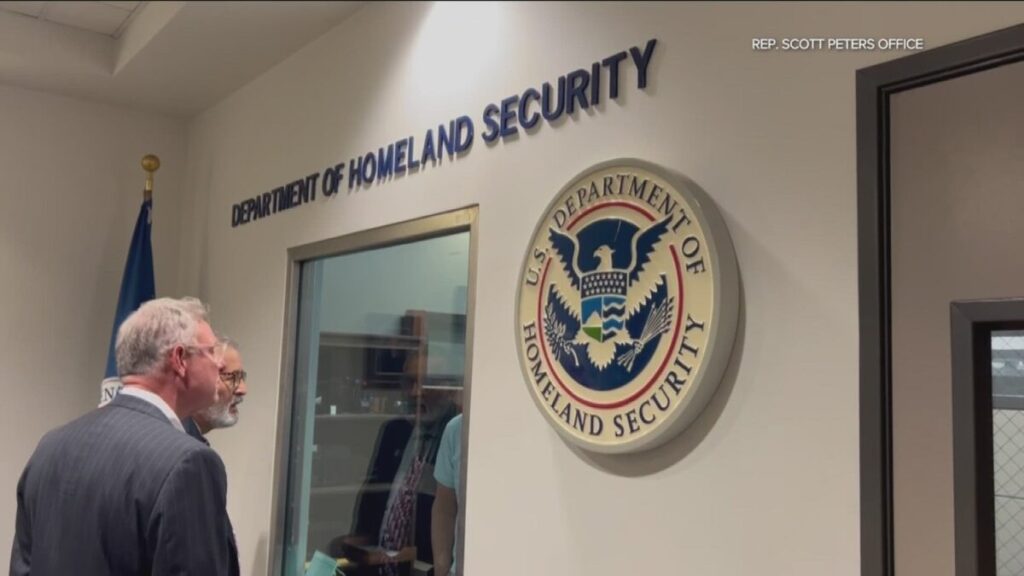 Edificio federal en San Diego con presencia de agentes del ICE tras denuncia de legisladores