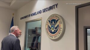 Edificio federal en San Diego con presencia de agentes del ICE tras denuncia de legisladores