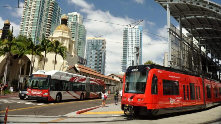Oficiales del MTS en una estación de San Diego tras la reducción del crimen.