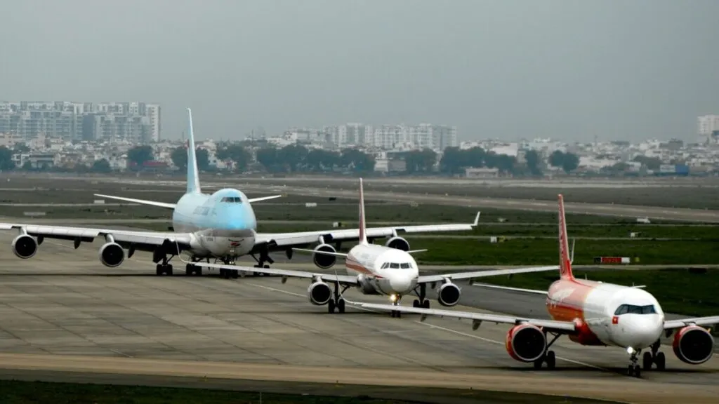 Imagen aérea de Tierrasanta en San Diego tras accidente aéreo que reaviva debate sobre seguridad aérea local.