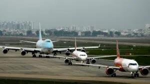 Imagen aérea de Tierrasanta en San Diego tras accidente aéreo que reaviva debate sobre seguridad aérea local.