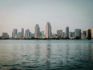 Cielo parcialmente nublado y clima templado en San Diego, ideal para actividades al aire libre
