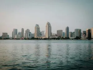 Cielo parcialmente nublado y clima templado en San Diego, ideal para actividades al aire libre