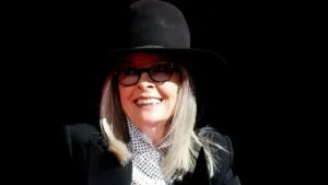 Retrato de Diane Keaton, actriz ganadora del Oscar, símbolo de autenticidad y legado artístico en Hollywood