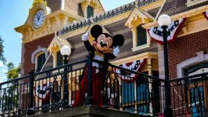 Visitantes en Disneyland tras el aumento en precios de boletos y pases.