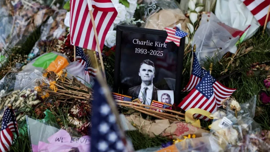 Fachada del Departamento de Estado de Estados Unidos iluminada, símbolo de la reciente revocación de visas vinculadas a comentarios por la muerte de Charlie Kirk.