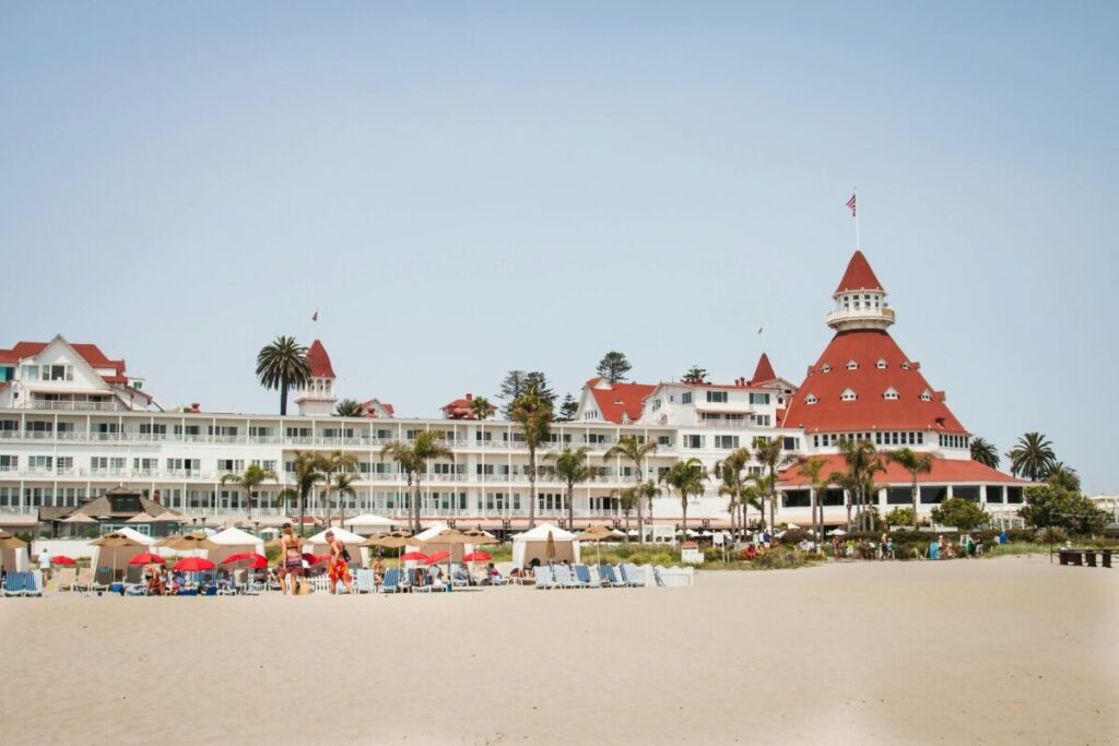 Fachada del Hotel del Coronado al atardecer, tras su renovación arquitectónica