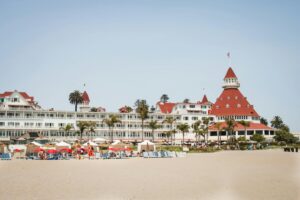 Fachada del Hotel del Coronado al atardecer, tras su renovación arquitectónica