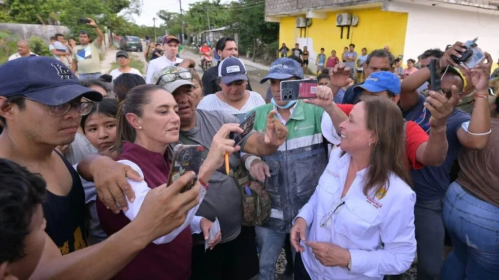 Entrega de ayuda en Veracruz en bolsas con colores de Morena desata críticas por uso político de la tragedia.