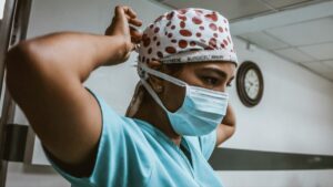 La escasez de enfermeras en California pone en riesgo la atención médica y presiona al sistema de salud estatal.