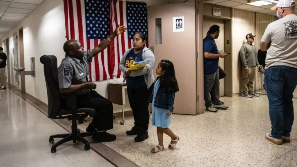 La nueva estrategia migratoria del gobierno estadounidense despierta incertidumbre y debate sobre el trato a los solicitantes de asilo.