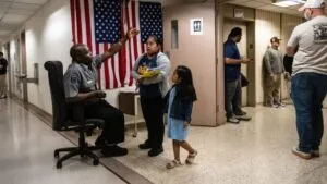 La nueva estrategia migratoria del gobierno estadounidense despierta incertidumbre y debate sobre el trato a los solicitantes de asilo.