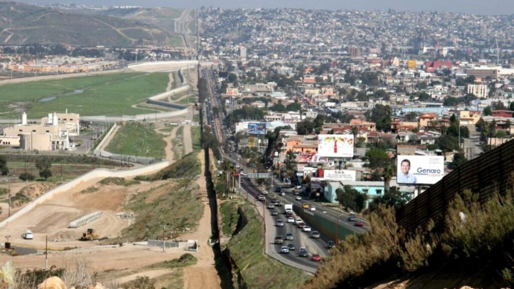 Smart Wall en construcción entre Tijuana y San Diego con tecnología avanzada de vigilancia y control fronterizo