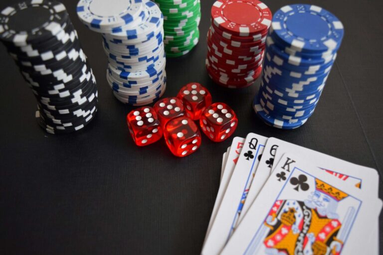 Fotografía de mesa de cartas en casino de San Diego con enfoque en seguridad y prevención de fraudes