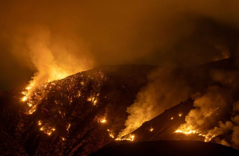 Familias edificando viviendas luego de incendio con exención de tarifas locales