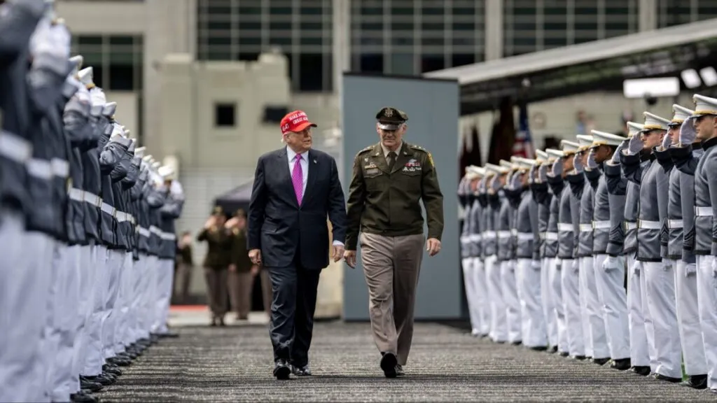 El cierre del Gobierno afecta a familias militares en EE. UU., generando preocupación por los pagos y el impacto en las comunidades locales.