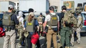 Agentes del FBI San Diego deteniendo a delincuentes violentos durante operación Summer Heat, incautando armas y drogas