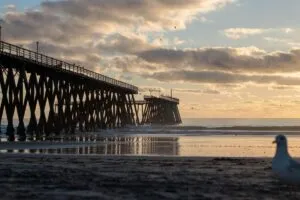 Vista matutina de Tijuana con cielo nublado y personas abrigadas por frente frío 10